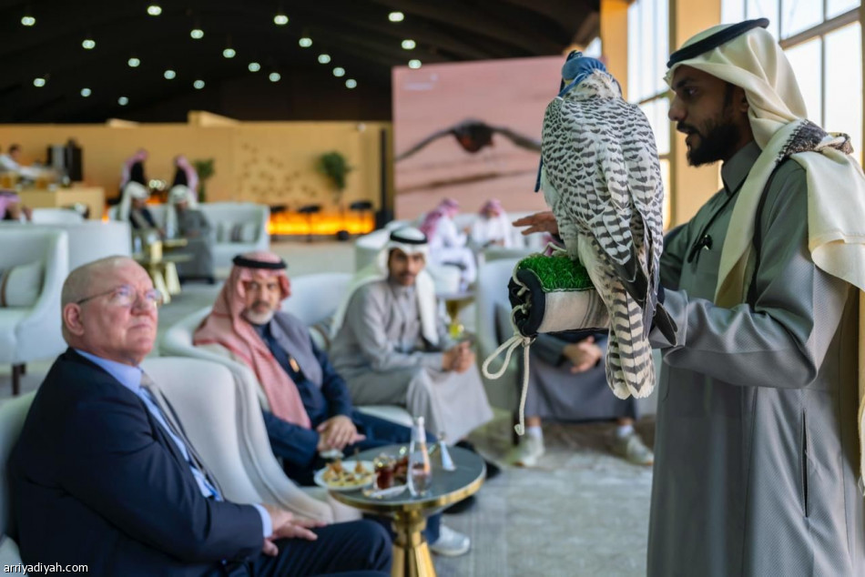 سفير هولندا يزور مهرجان الصقور