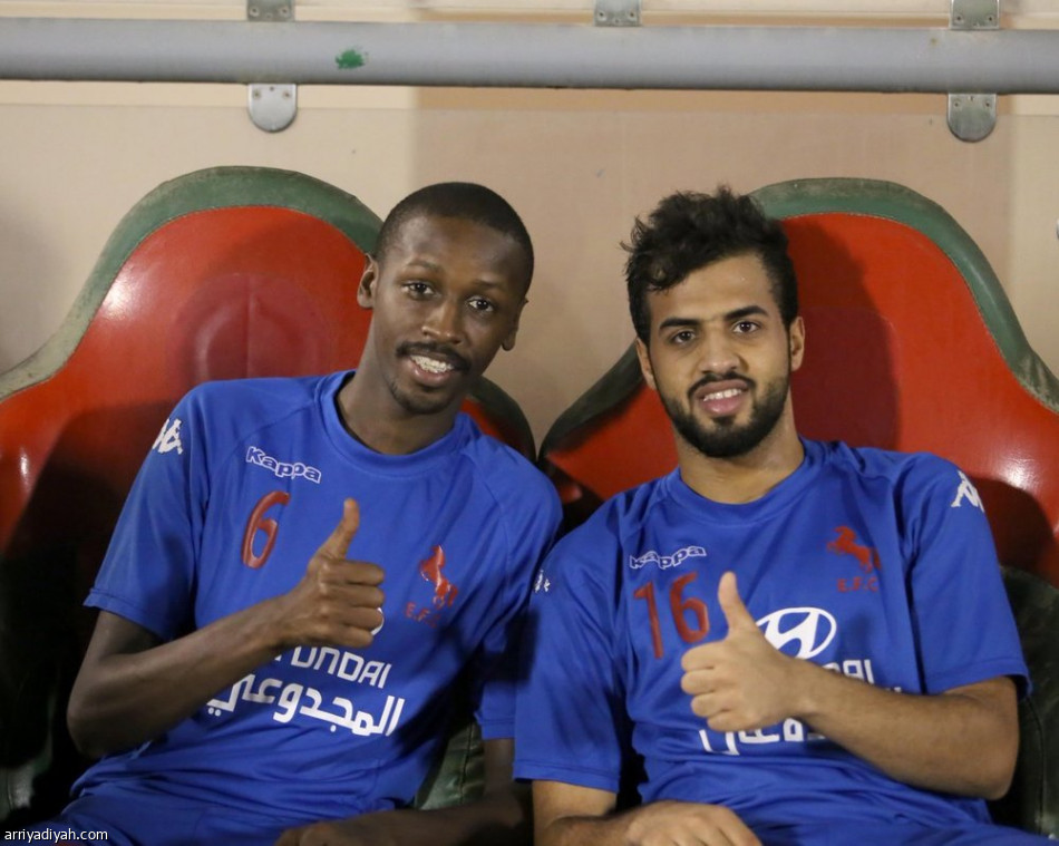 مدرب الاتفاق يجتمع مع اللاعبين قبل الإعداد للتعاون
