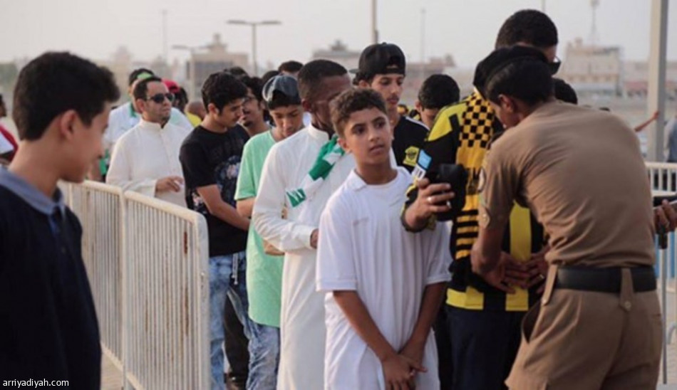 الجماهير تتوافد إلى ملعب 