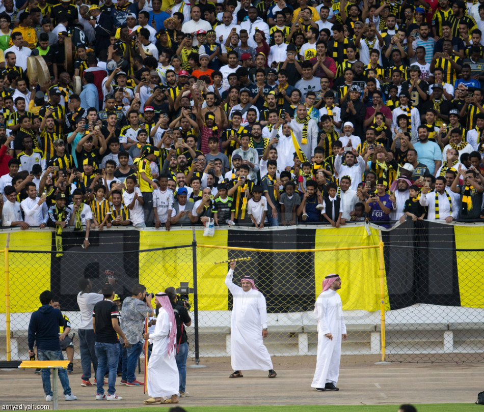 الاتحاد يحتفل بكأس ولي العهد وسط جماهيره