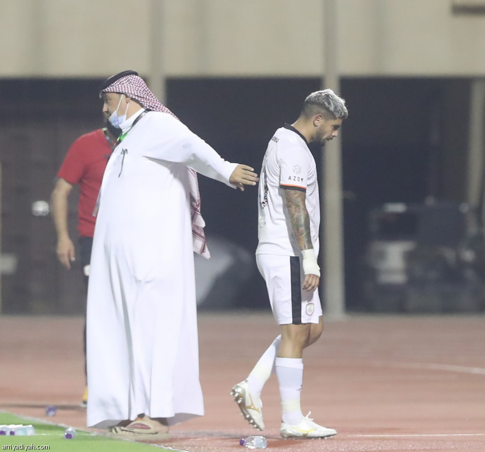 الشباب.. كل جولة بطاقة حمراء