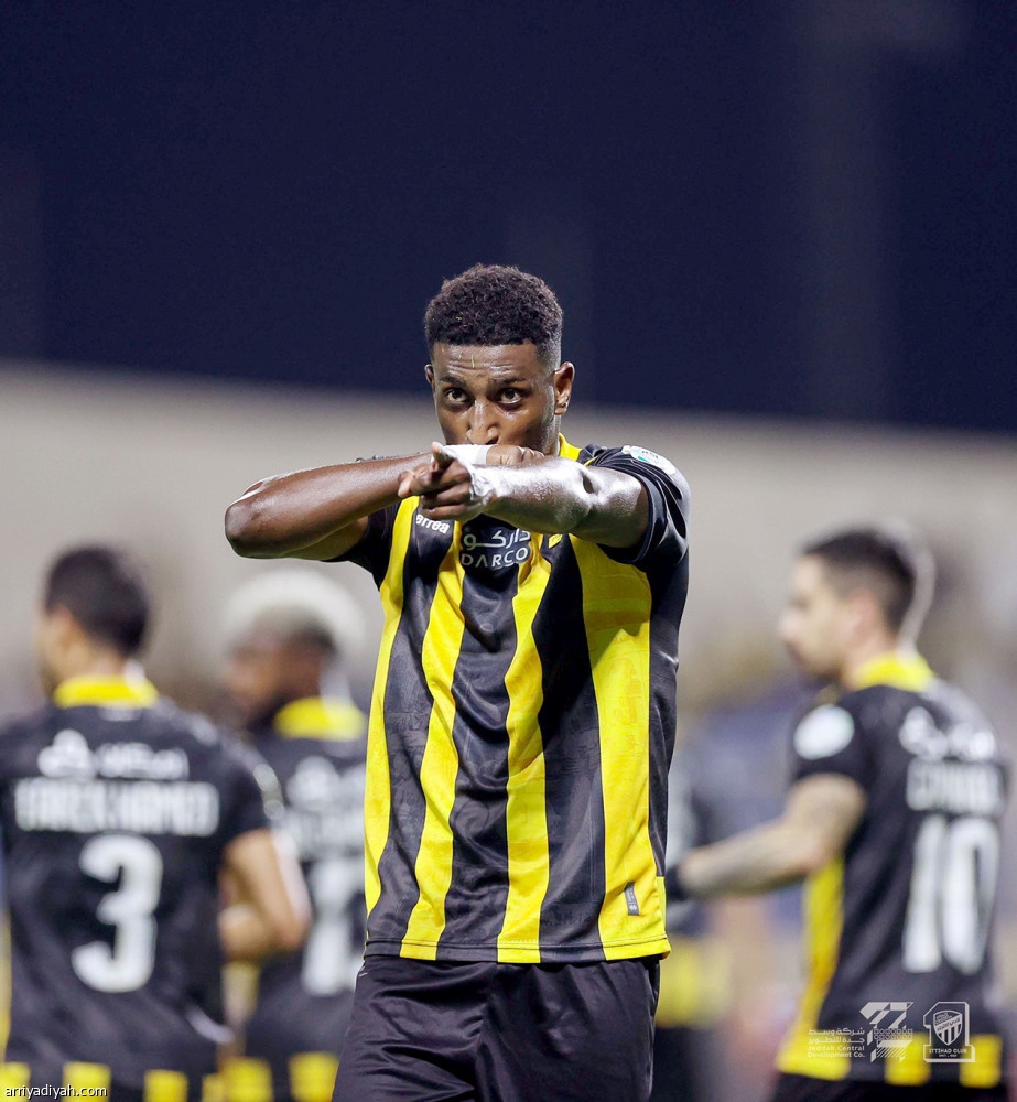 سانتو 
يقهر سجل بداياته