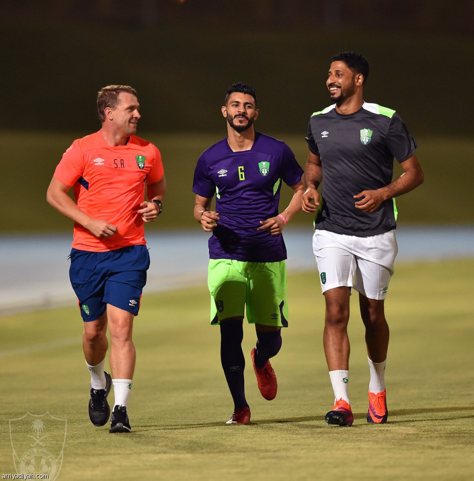 الدوليون ينعشون تدريبات الأهلي