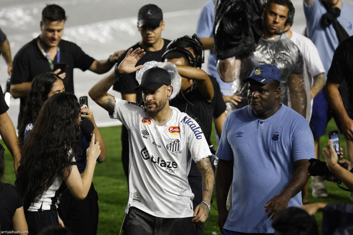 نيمار يُقبل الشعار