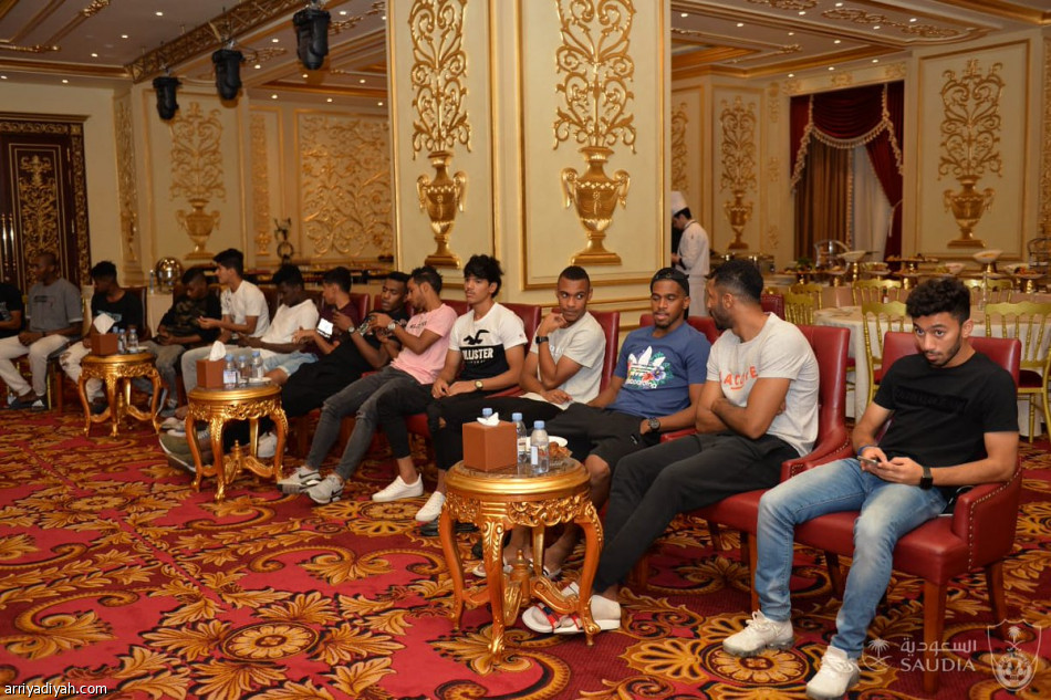 النفيعي يُنسي الأهلاويين السداسية بـ «مأدبة عشاء»