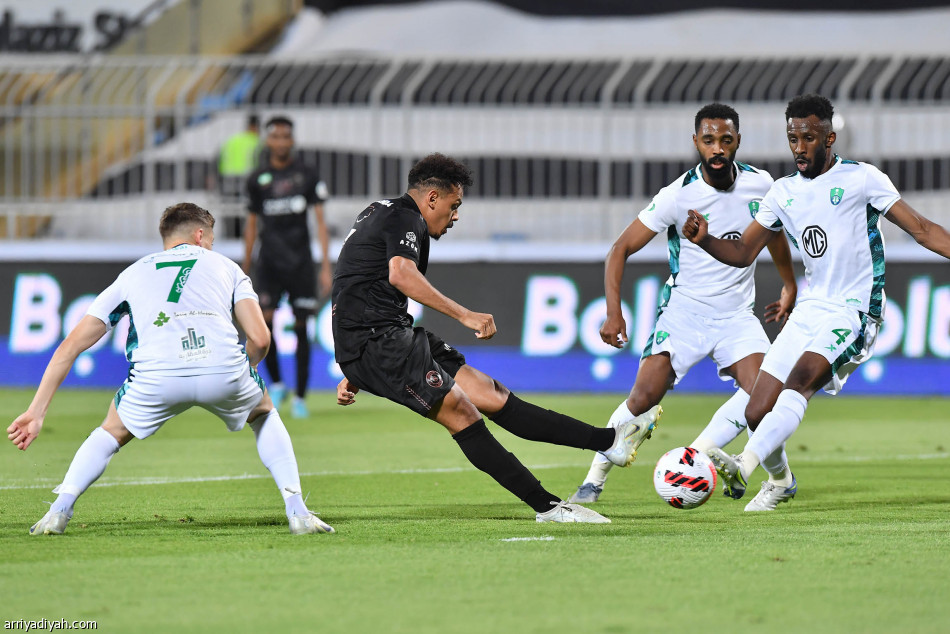 الشباب يرسل الأهلي إلى الدرجة الأولى