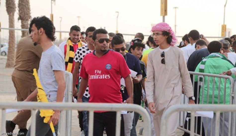 الجماهير تتوافد إلى ملعب 