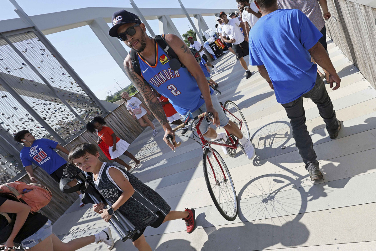 ثاندر يحتفل باللقب