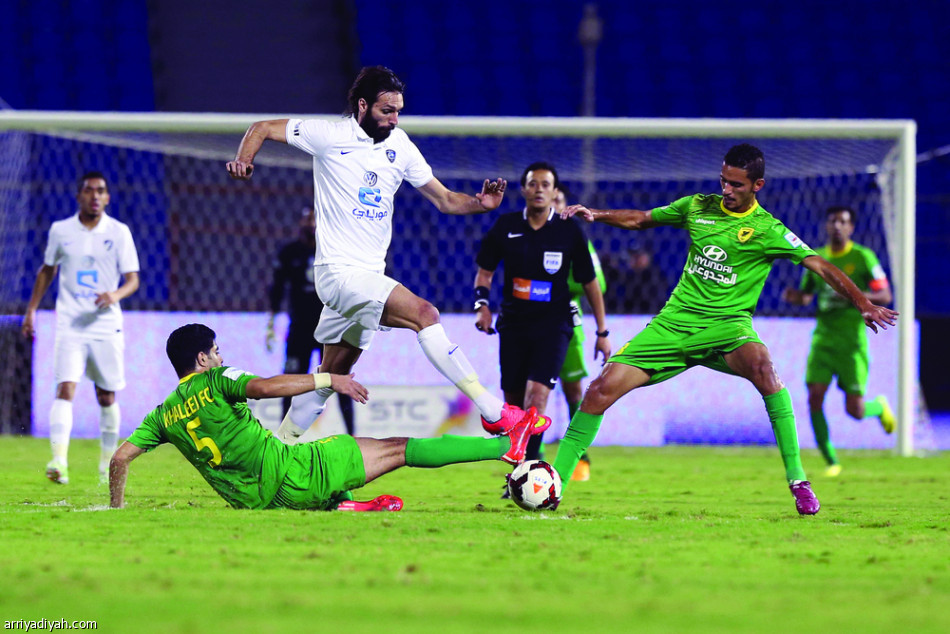 الرياض دوّخ الكبار والاتحاد أنهى حلم الأنصار
