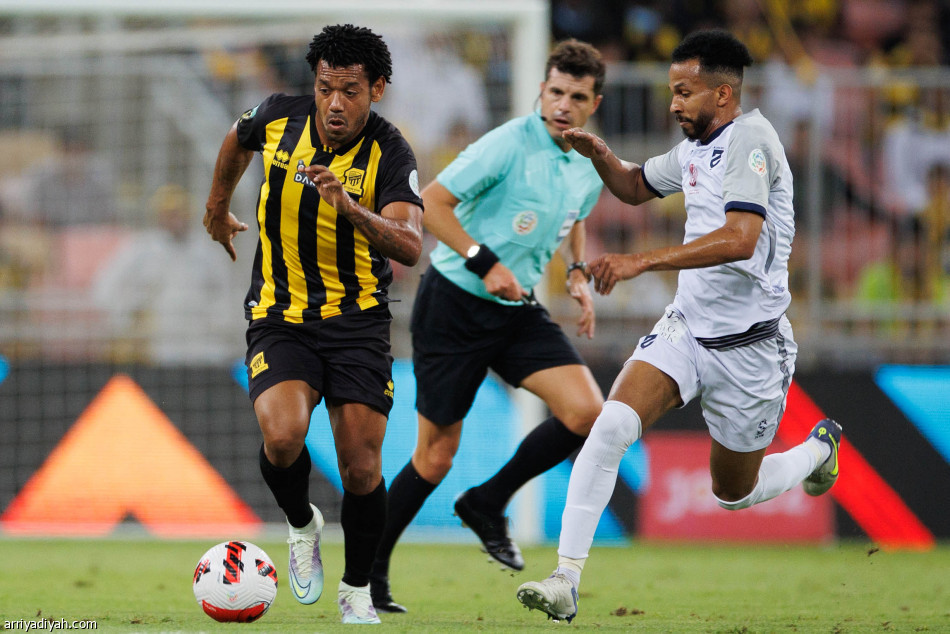 الاتحاد يلامس لقب الدوري بثلاثية الحزم