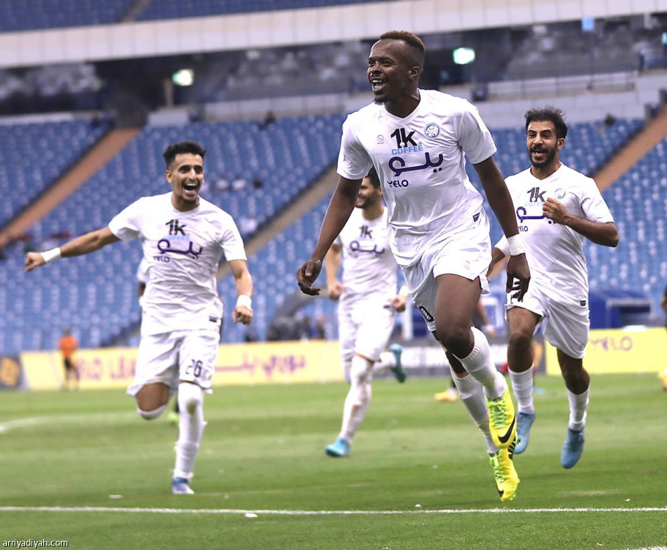 «دوري يلو».. الأخدود يتصدر بثلاثية الرياض