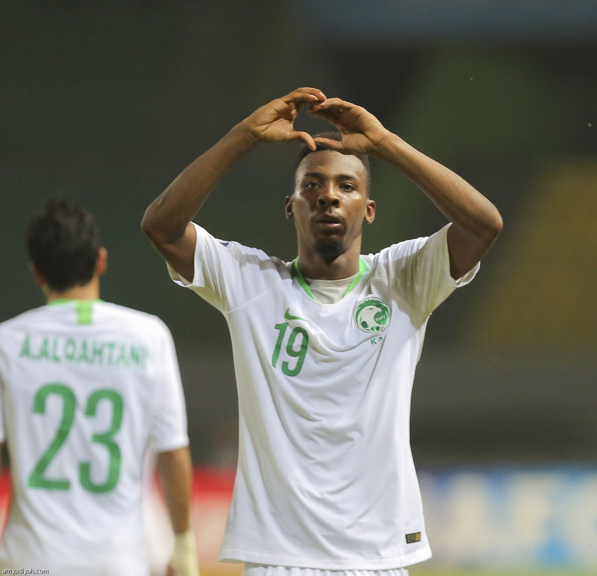 بالعلامة الكاملة