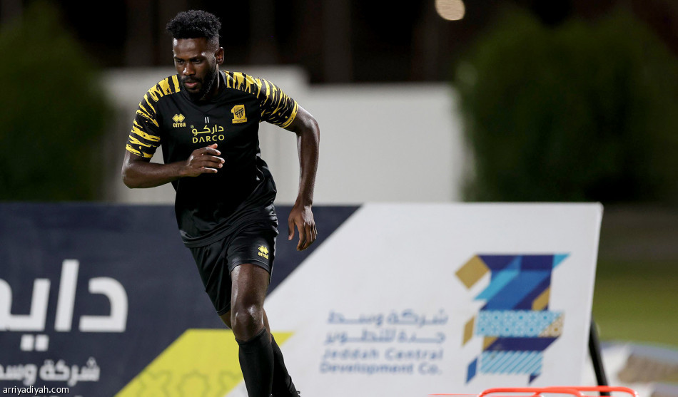 جارسيا 
يبعد الدوليين عن النصر