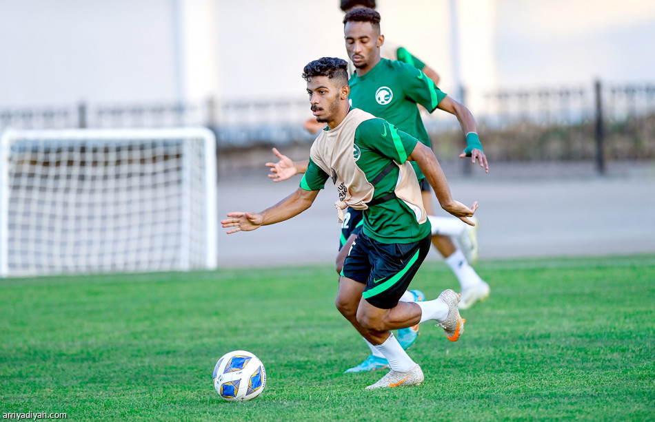 الشهري 
يتمسك بـ 14 لاعبا