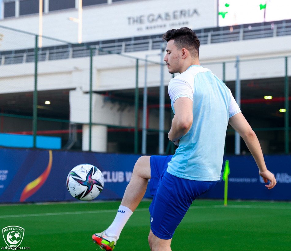 الهلال يستعيد الفرج قبل الأهلي المصري