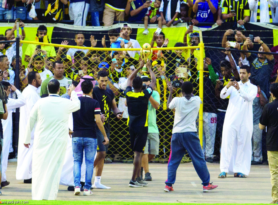 خطف الكأس من الملعب.. وهرب