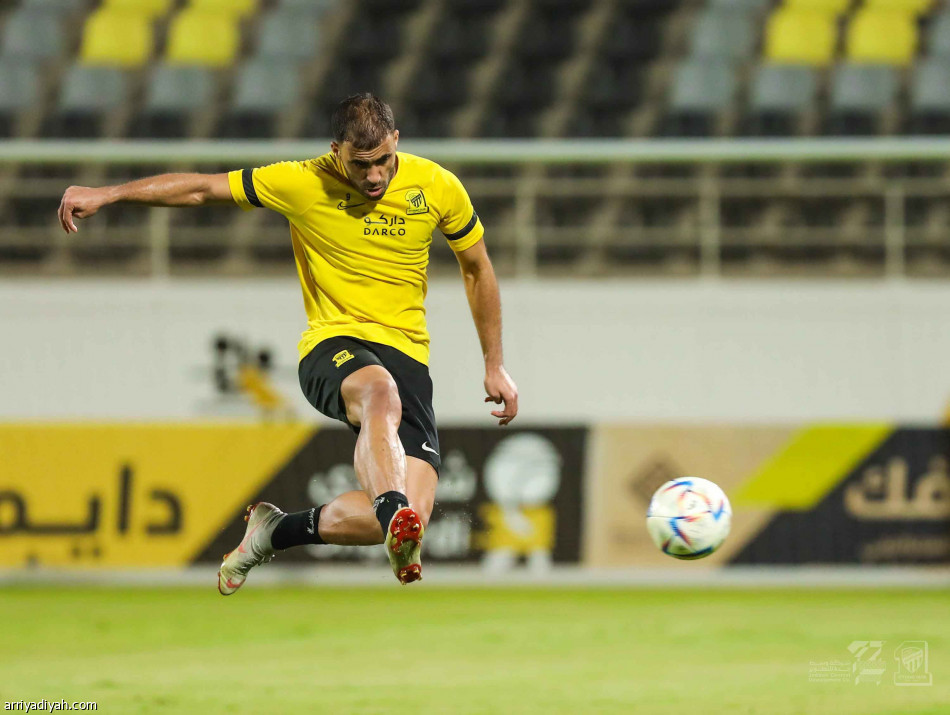 ضغط هجومي
يحاصر ضمك