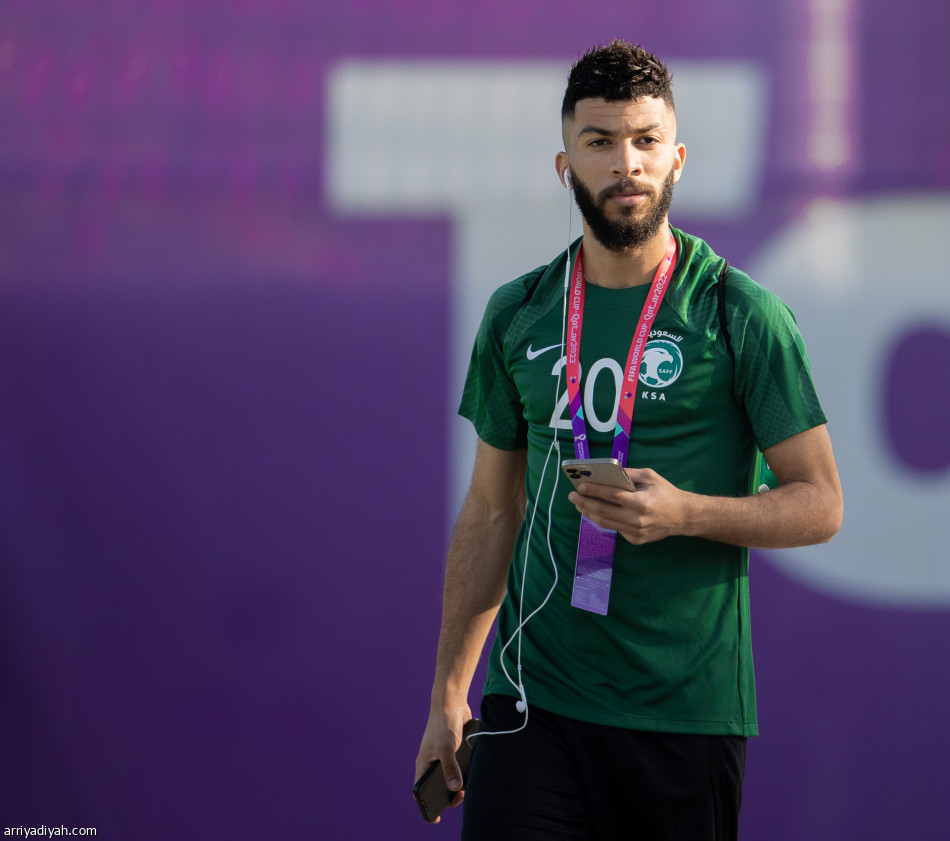 الأخضر.. مناورة ترسم خطة بولندا