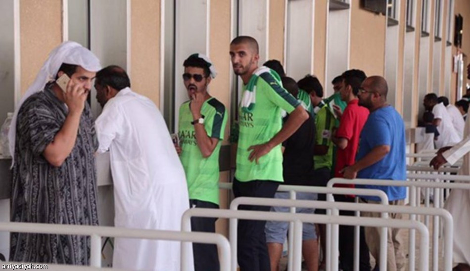 الجماهير تتوافد إلى ملعب 