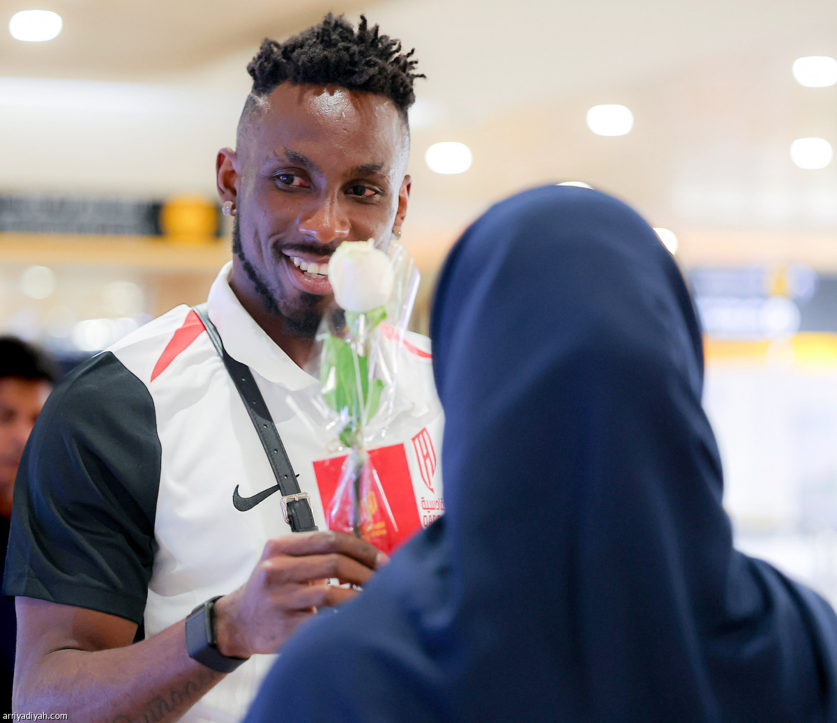 ورد ..تمر وشوكولاتة