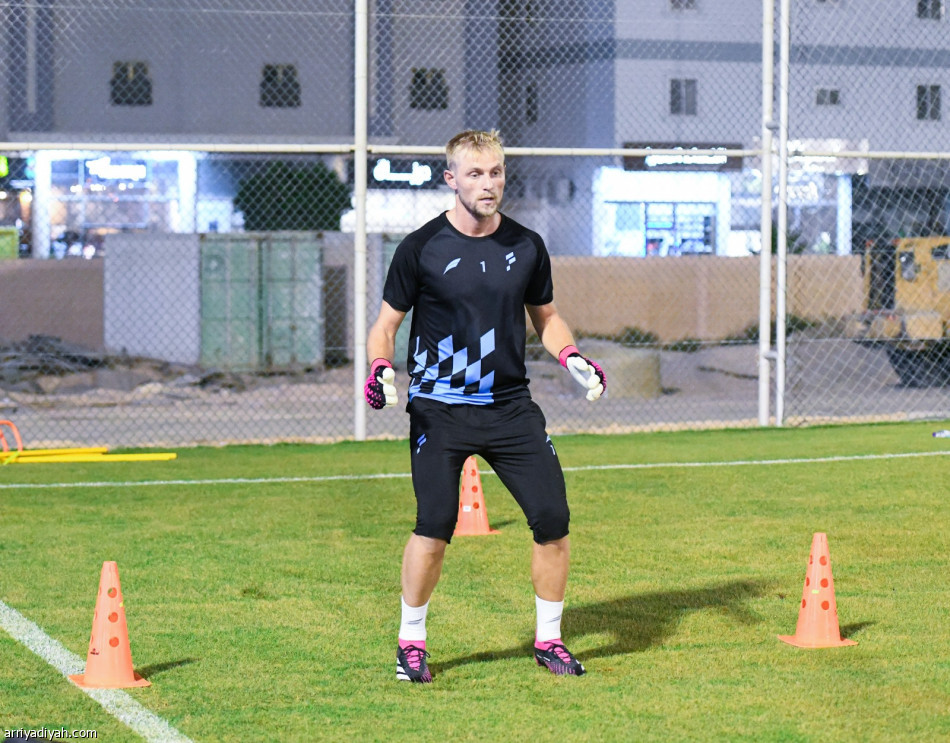 قبل النصر.. دونيس يقسم لاعبي الفتح