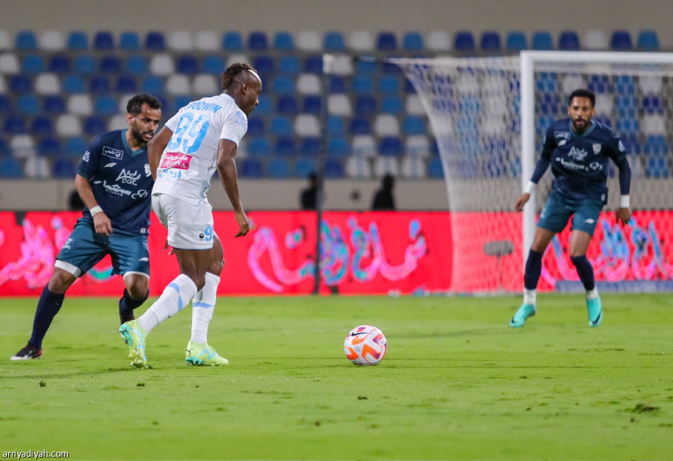 الأخدود يستعيد التوازن بنقاط الطائي