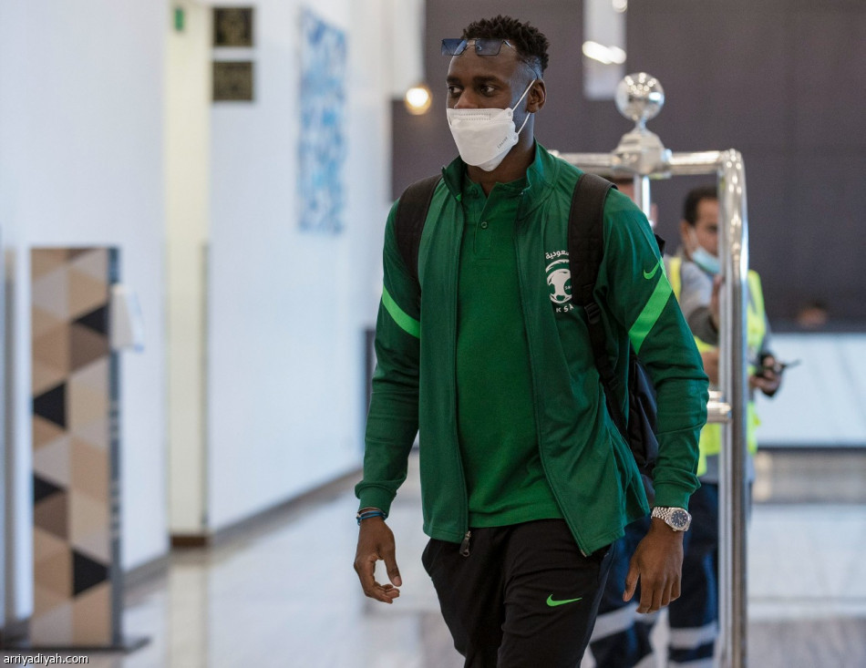 بعثة الأخضر تصل أبوظبي