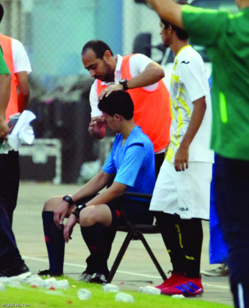 شباب الأهلي والاتحاد يضربون الحكم