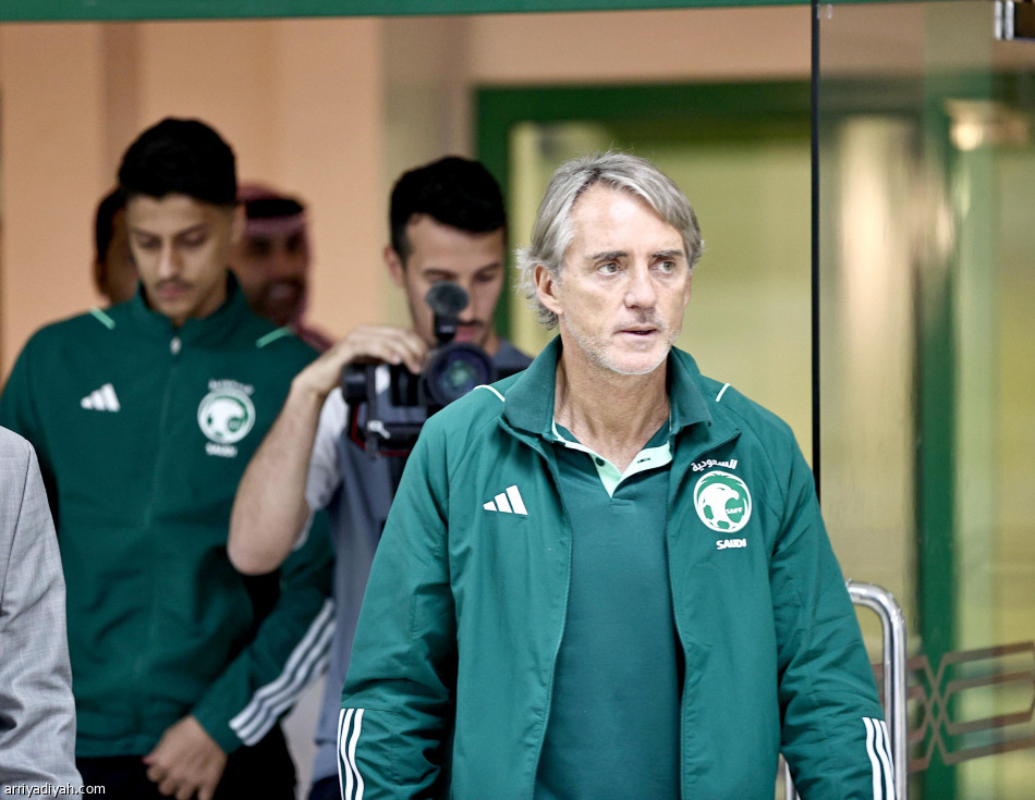 وسط الأخضر..
فيصل وعباس ومختار