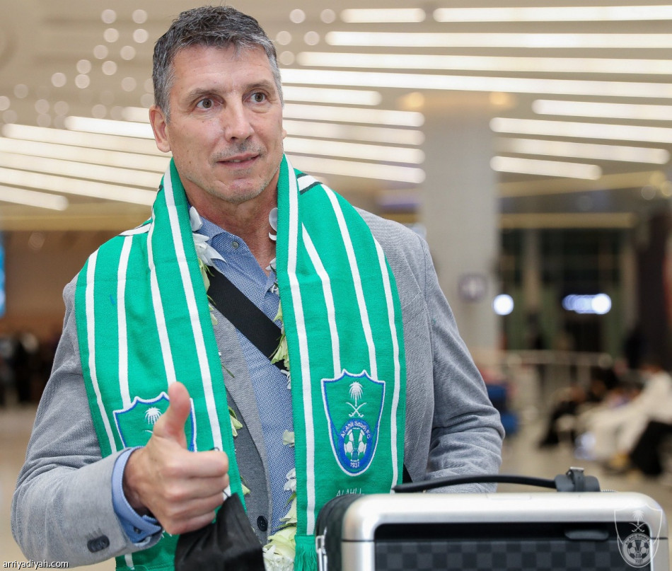 مدرب الأهلي الجديد يصل إلى جدة