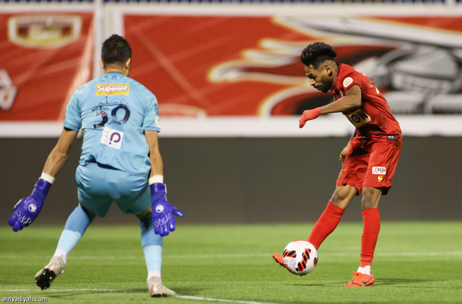 ضمك يقتنص نقاط الحزم بـ«جزائية قاتلة»