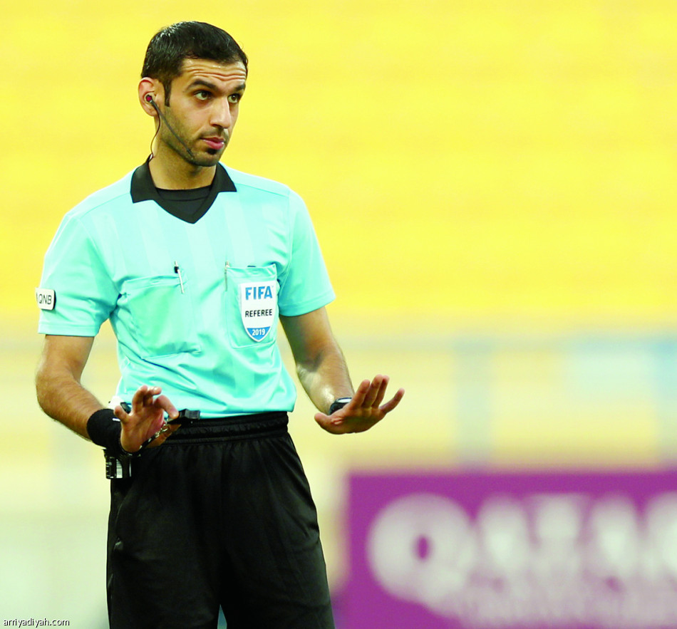 الأخضر 
يلعب بتشكيل أستراليا