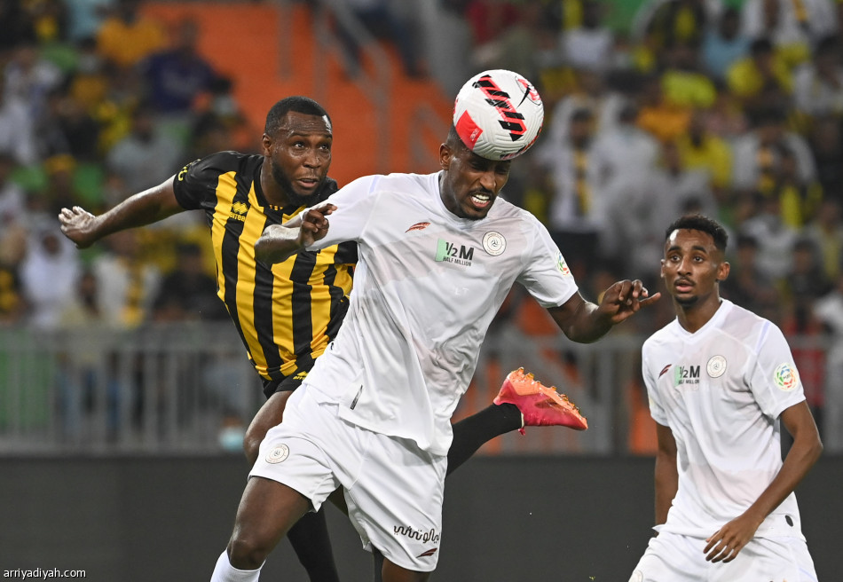 الشباب يبعثر الاتحاد ويهدي الصدارة إلى ضمك