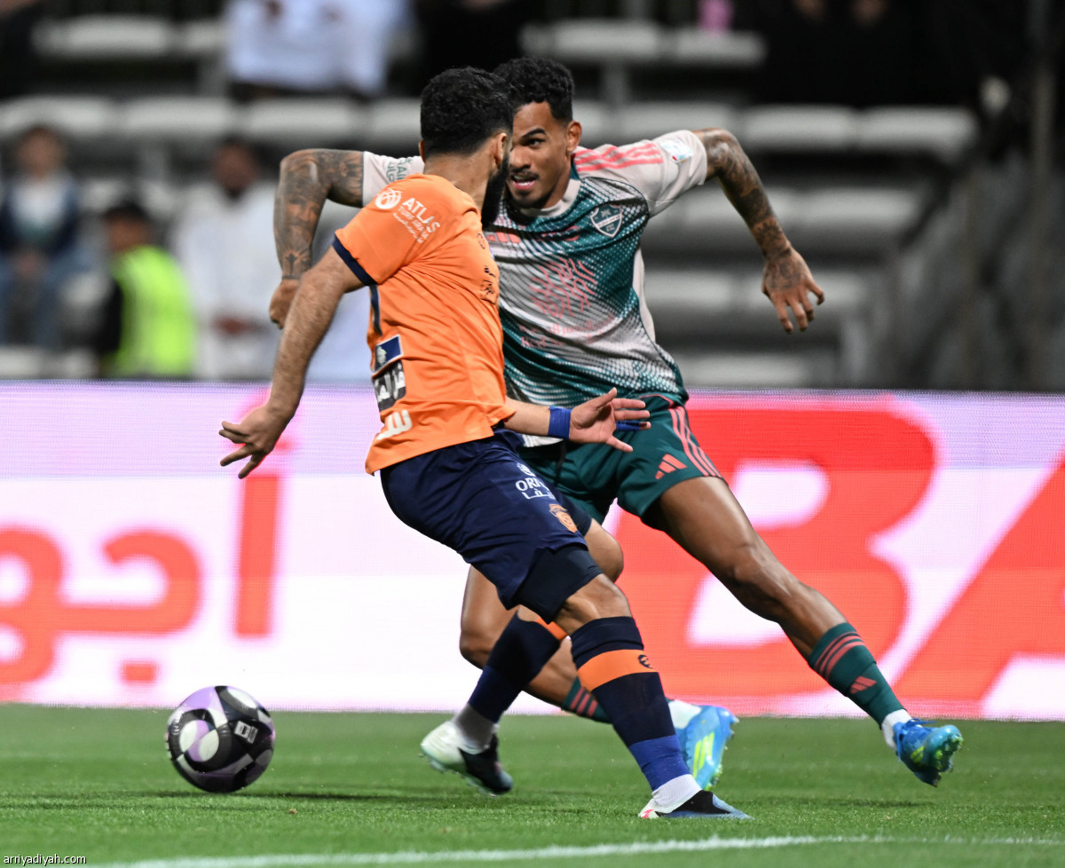 الأهلي يتعثر