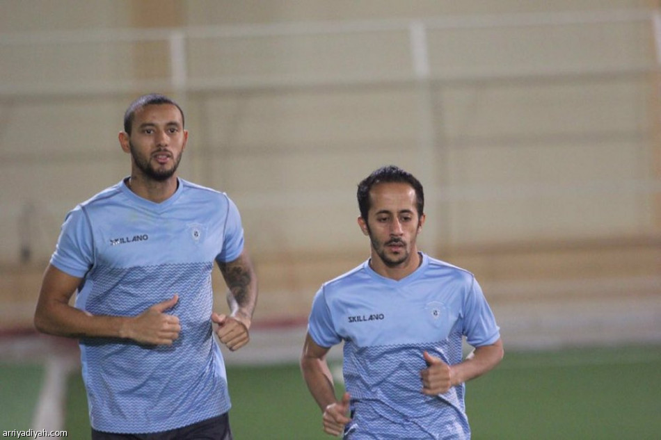 3 غيابات في الباطن تقلق عادل عبدالرحمن