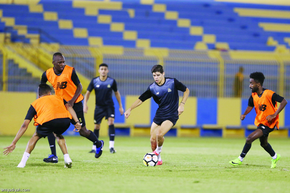 جوميز للاعبي النصر: لا تهتز شباككم