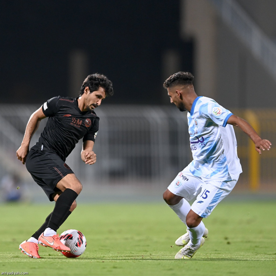 الشباب يكسب أبها بهدفي هتان ومجرشي