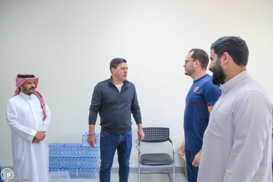 كونترا يبدأ مهمة ضمك باجتماع