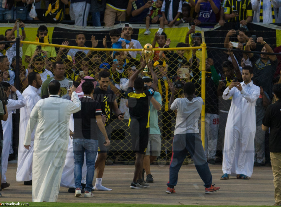 الاتحاد يحتفل بكأس ولي العهد وسط جماهيره