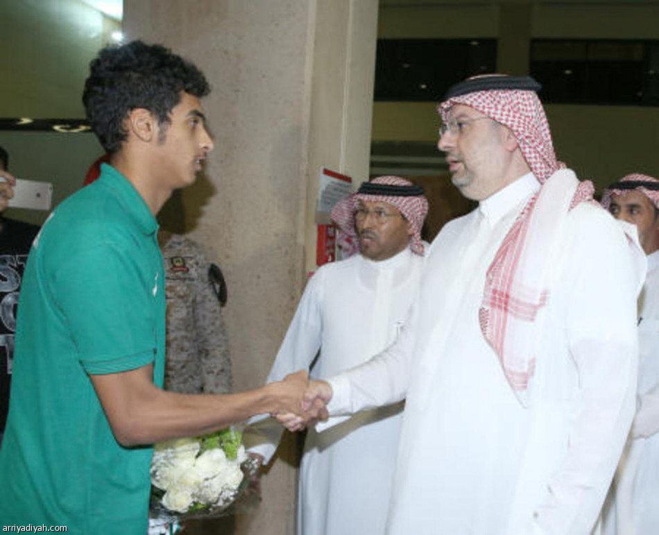 عبدالله بن مساعد يستقبل الأخضر الشاب