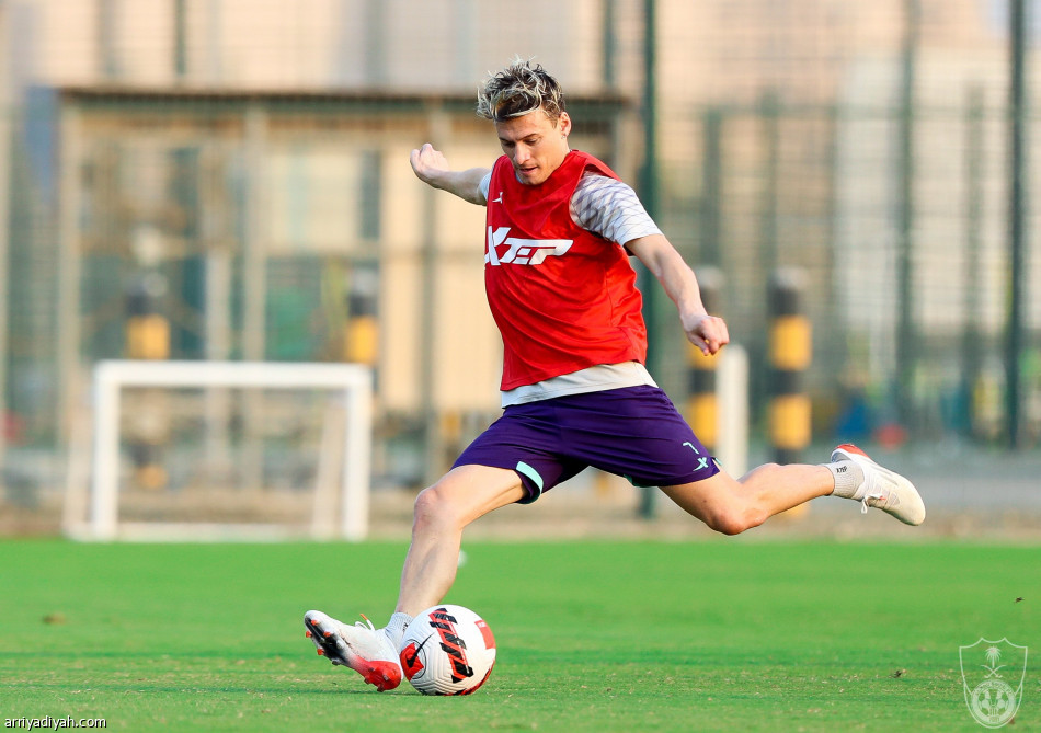 العويس يعود.. والأهلي يتدرب فترتين