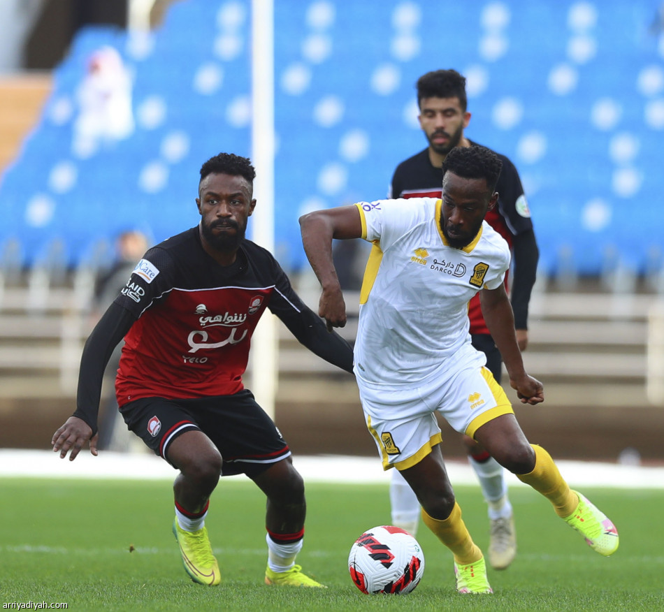 الاتحاد يعزز الصدارة بثنائية حمد الله ورومارينيو