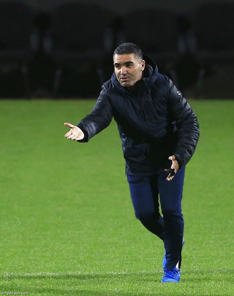 الباشا يطالب لاعبي الخليج بنقاط الرائد