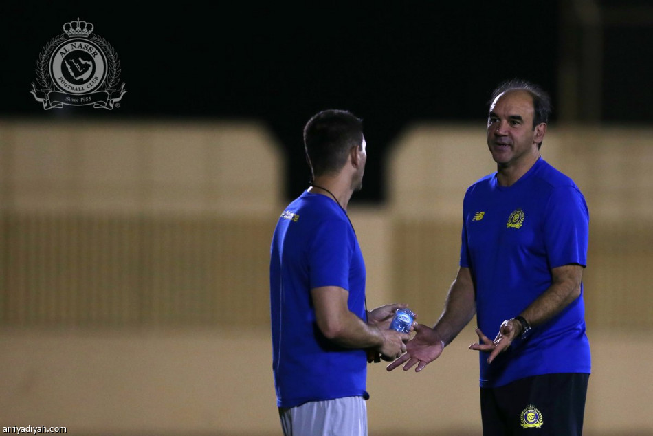 جوميز يوضح للاعبي النصر أخطاء ودية الشباب