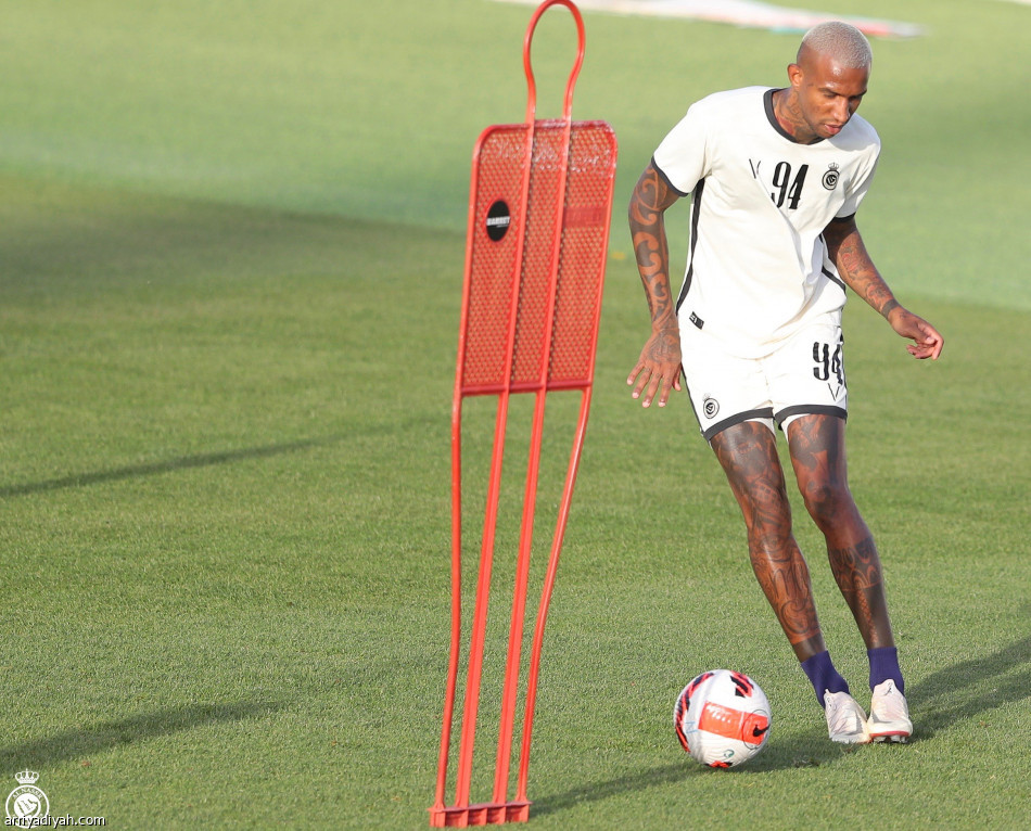 روسو يُقرب  خطوط النصر