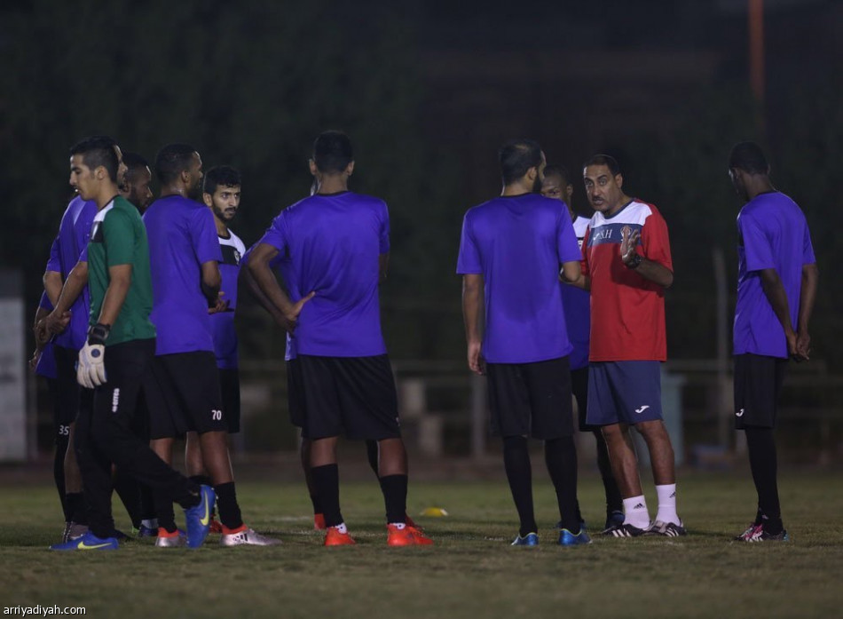 مدرب هجر يجتمع مع اللاعبين قبل التدريبات