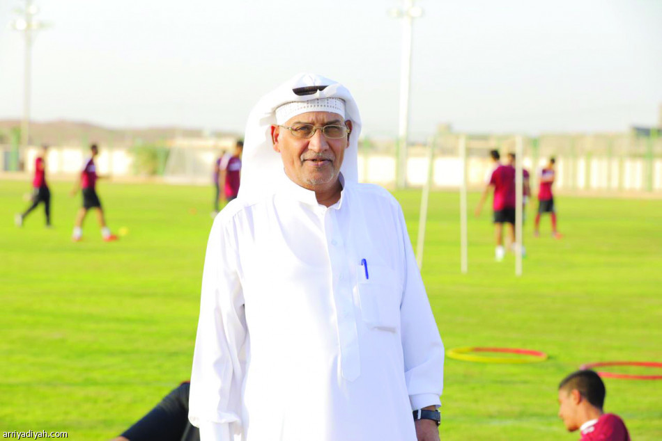 الدايل يهز الشباك.. ومشجع يتابع اللقاء من الجبل