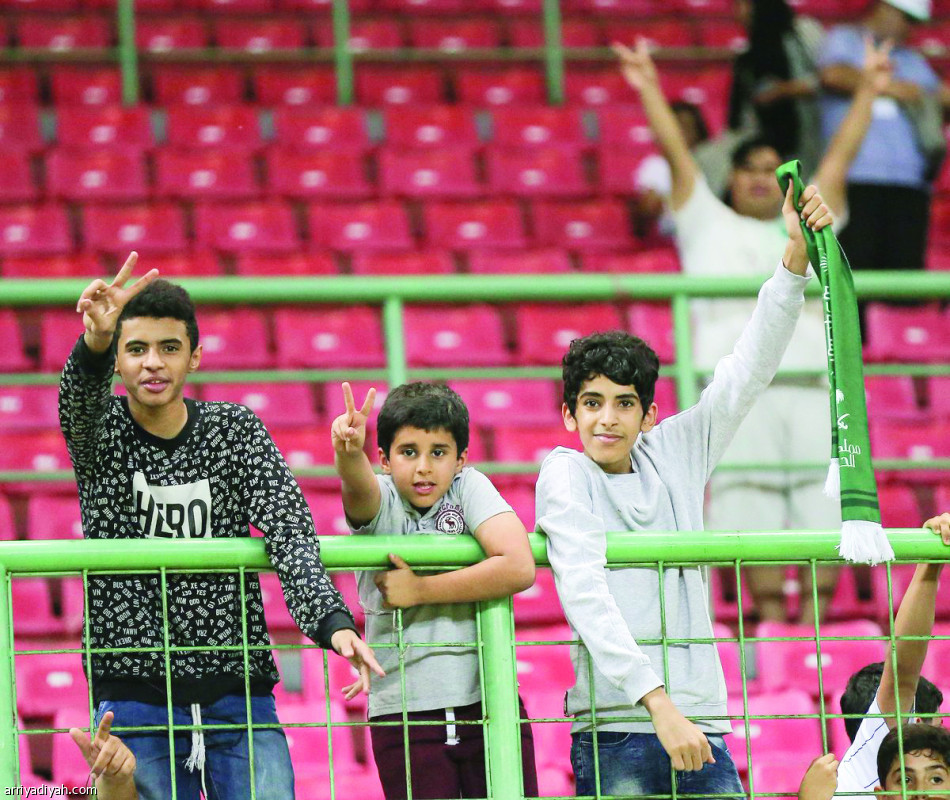 المنتخب السعودي تحت 19 عامًا وجماهير سعودية يحتفلون بالفوز على المنتخب الأسترالي