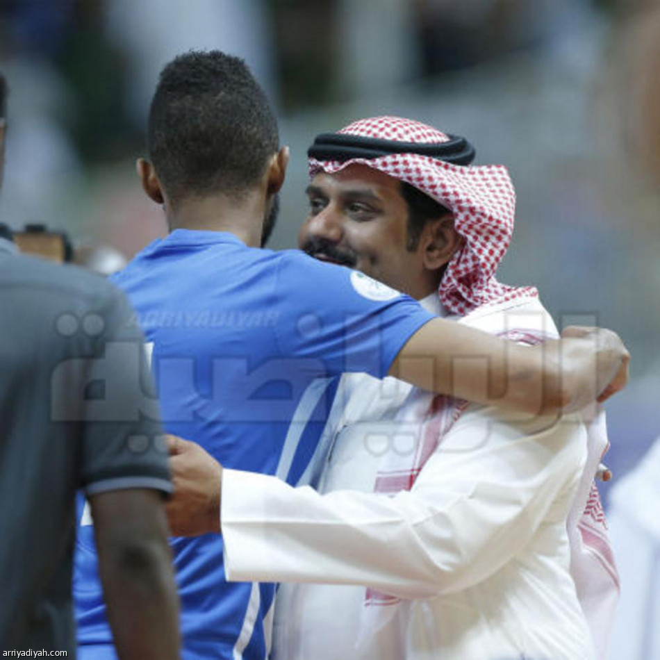 عبدالله بن مساعد يتوج الهلال ببطولة الدوري لكرة الطائرة