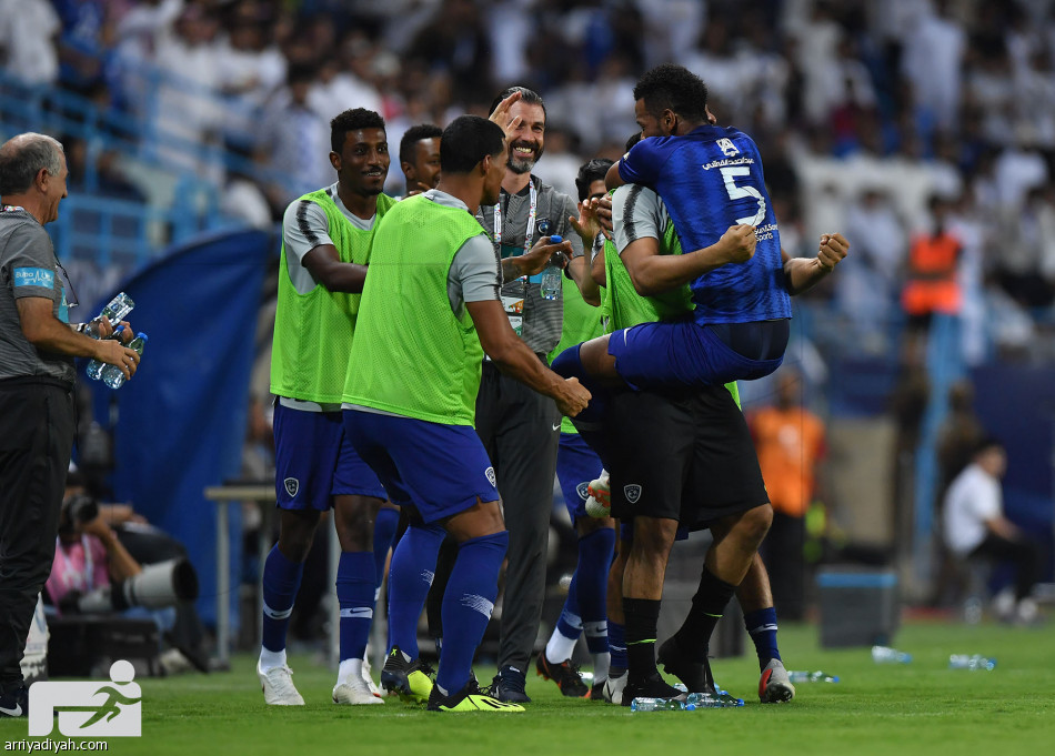 بثلاثية الباطن.. الهلال يسترد الصدارة من النصر